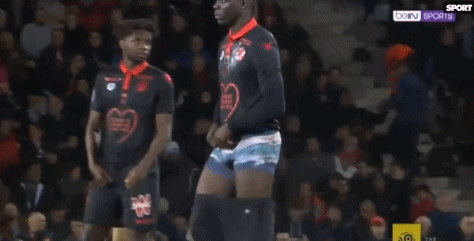 库里半场10中5轰16分4板，帮助勇士占据上风（库里半场10投5中拿16分4板，勇士抢得先机）