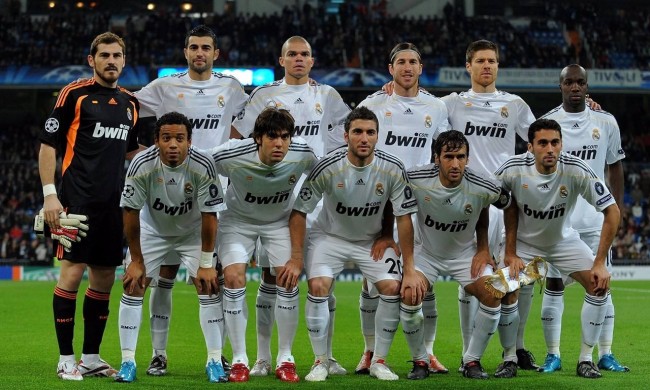 字母哥连送大帽摧毁对手进攻（字母哥连环封盖击溃对手攻势）