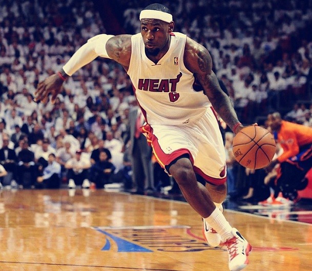 最快百球先生！哈兰德领取英超100球纪念球（英超百球最快！哈兰德获颁100球纪念球）