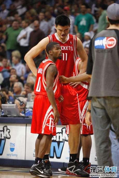 祖巴茨半场高效表现，展现全面实力（祖巴茨半场高效输出，尽显全能本色）