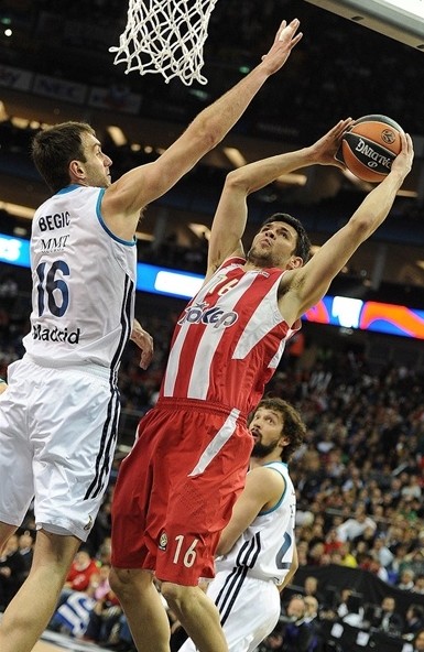 马卡：小西蒙尼如今表现出色，离不开梅西对他的明智建议（马卡：小西蒙尼近期状态火热，梅西的点拨功不可没）