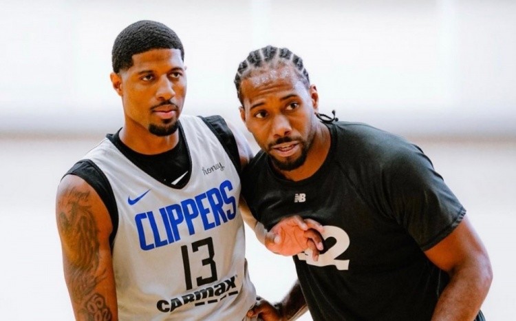 曼联续约卡塞米罗周薪或砍六成，沙特虎视眈眈（曼联拟与卡塞米罗续约，周薪或降六成，沙特球队伺机出手）