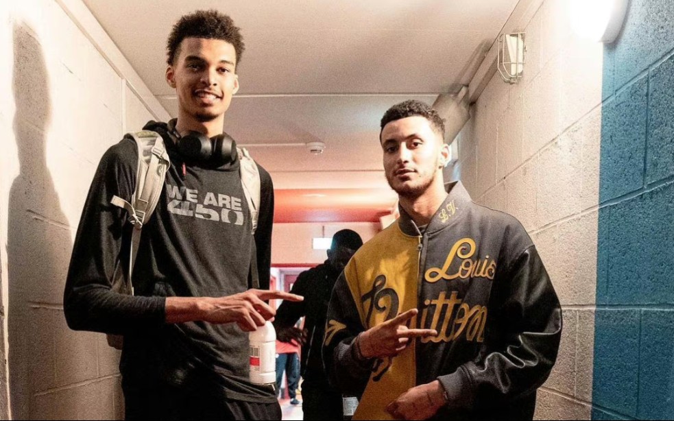 官方：除了被停赛一场之外，阿莱格里还被罚款1万欧元（官方通报：阿莱格里被禁赛一场并罚款1万欧元）