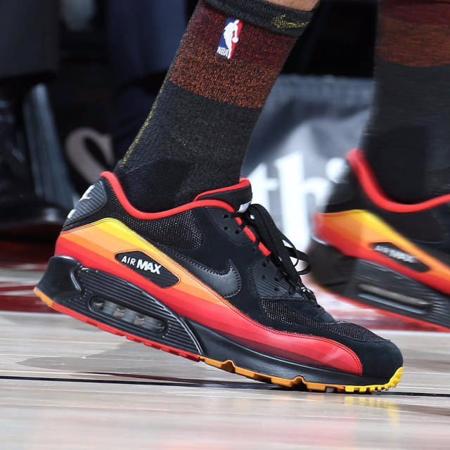 杨瀚森生涯首次首发可圈可点（杨瀚森职业生涯首次先发表现不俗）