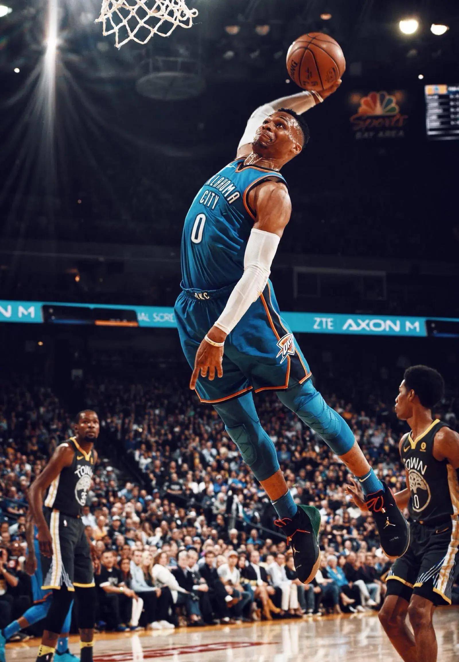 库蒂尼奥为小儿子庆祝生日，一家人身穿他效力过球队的球衣（库蒂尼奥为幼子庆生，全家身披其曾效力俱乐部球衣）