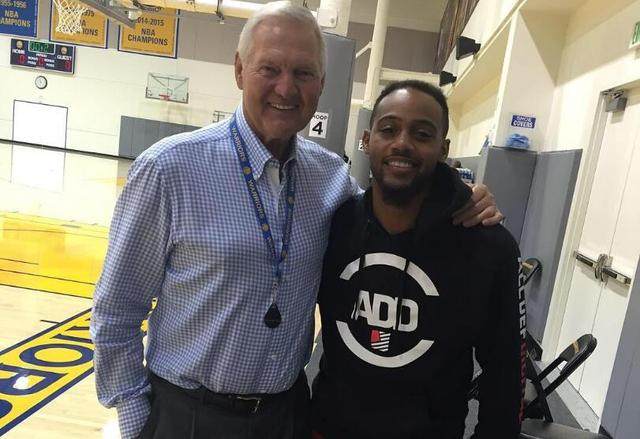 22出手却0罚球！约基奇10次三分出手缺乏侵略性 背靠背太累？（22次出手却零罚球，约基奇三分投10次显侵略性不足，背靠背消耗过大？）